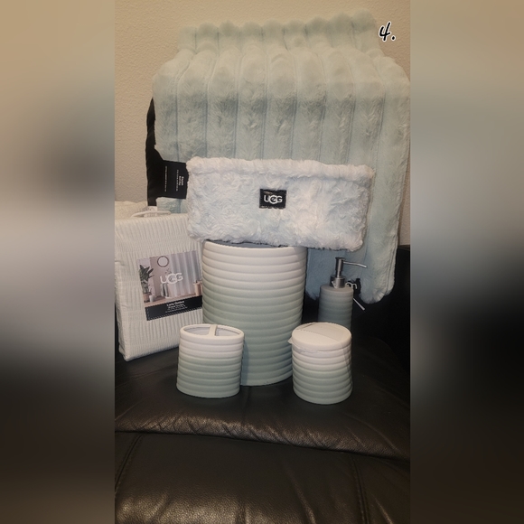 Brand new UGG bathroom set. - Picture 4 of 5